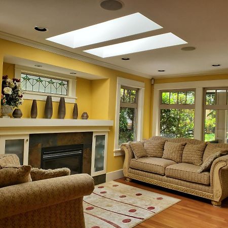 Elegant, Sunny Modern Home With Skylights - Kitsilano, Ванкувер Экстерьер фото