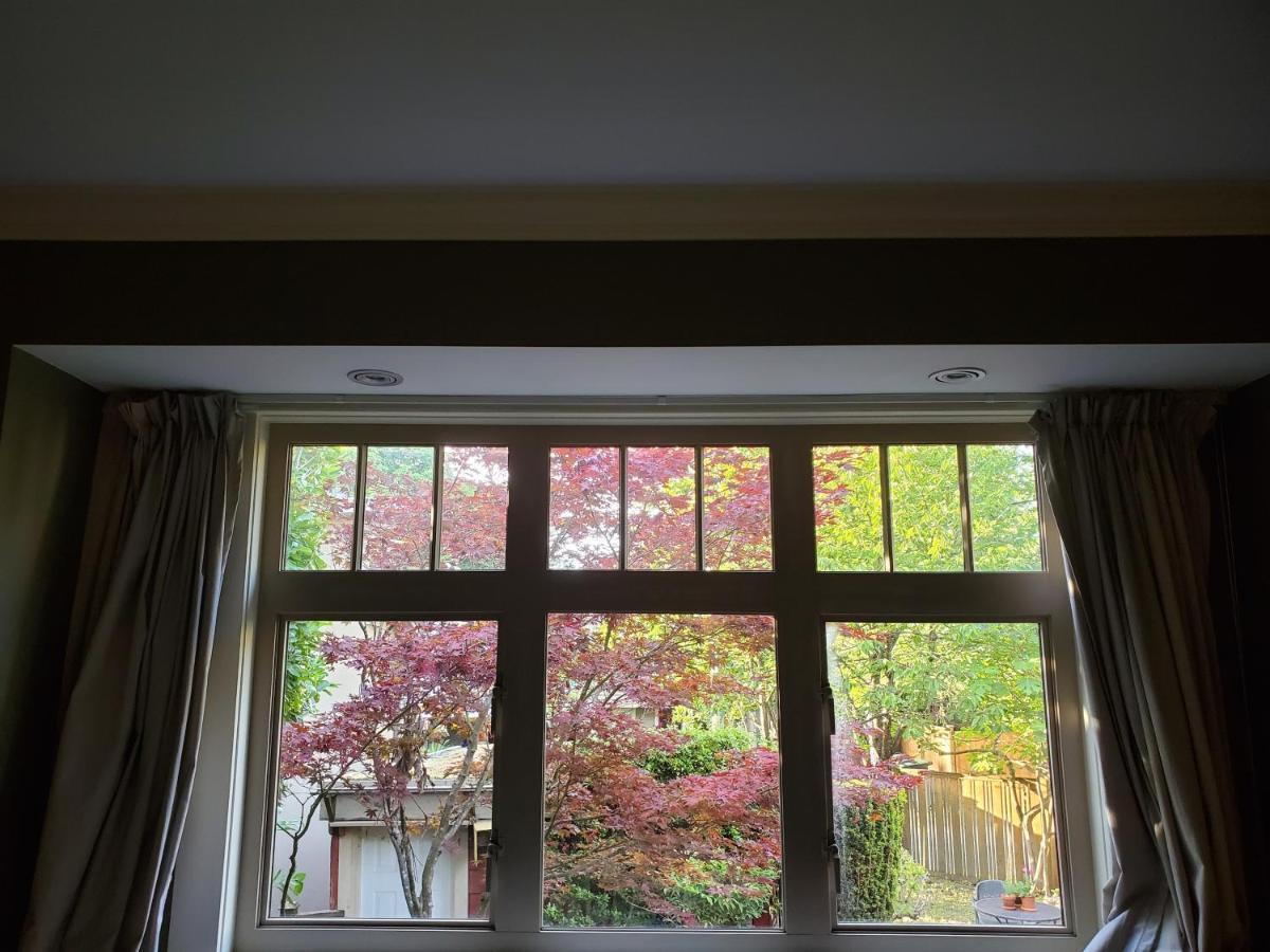 Elegant, Sunny Modern Home With Skylights - Kitsilano, Ванкувер Экстерьер фото