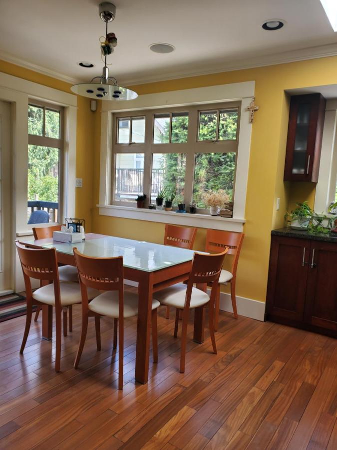 Elegant, Sunny Modern Home With Skylights - Kitsilano, Ванкувер Экстерьер фото