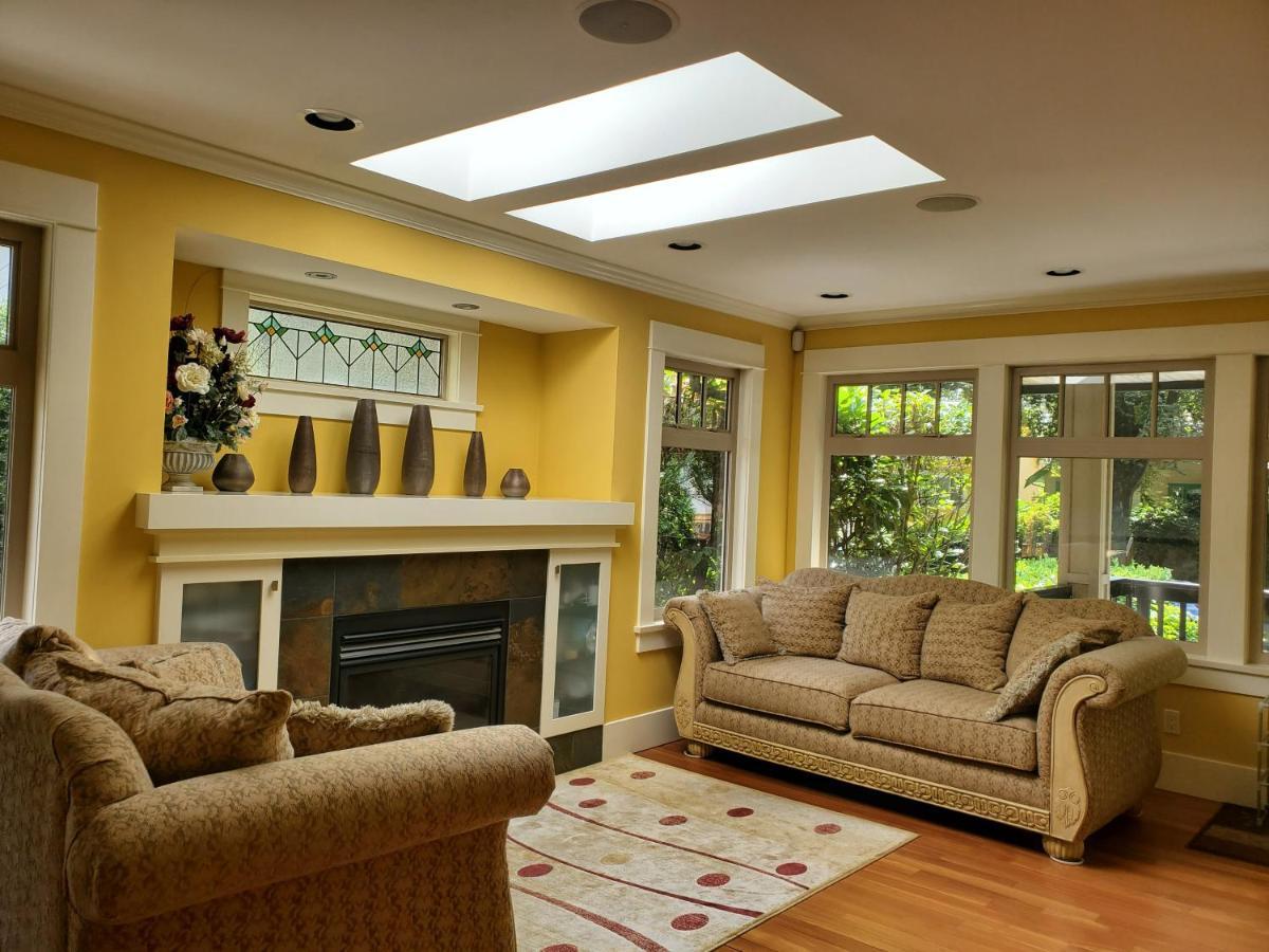 Elegant, Sunny Modern Home With Skylights - Kitsilano, Ванкувер Экстерьер фото