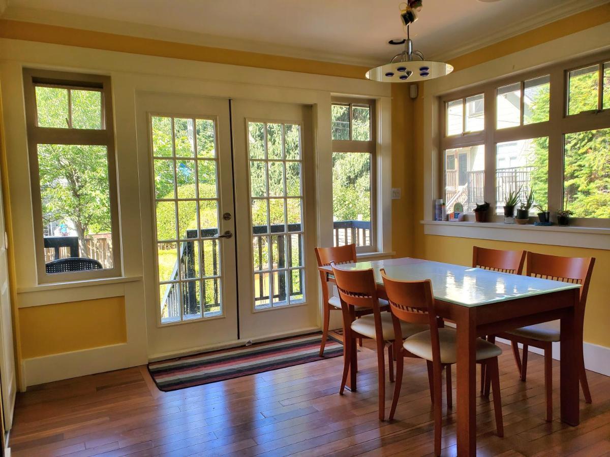 Elegant, Sunny Modern Home With Skylights - Kitsilano, Ванкувер Экстерьер фото