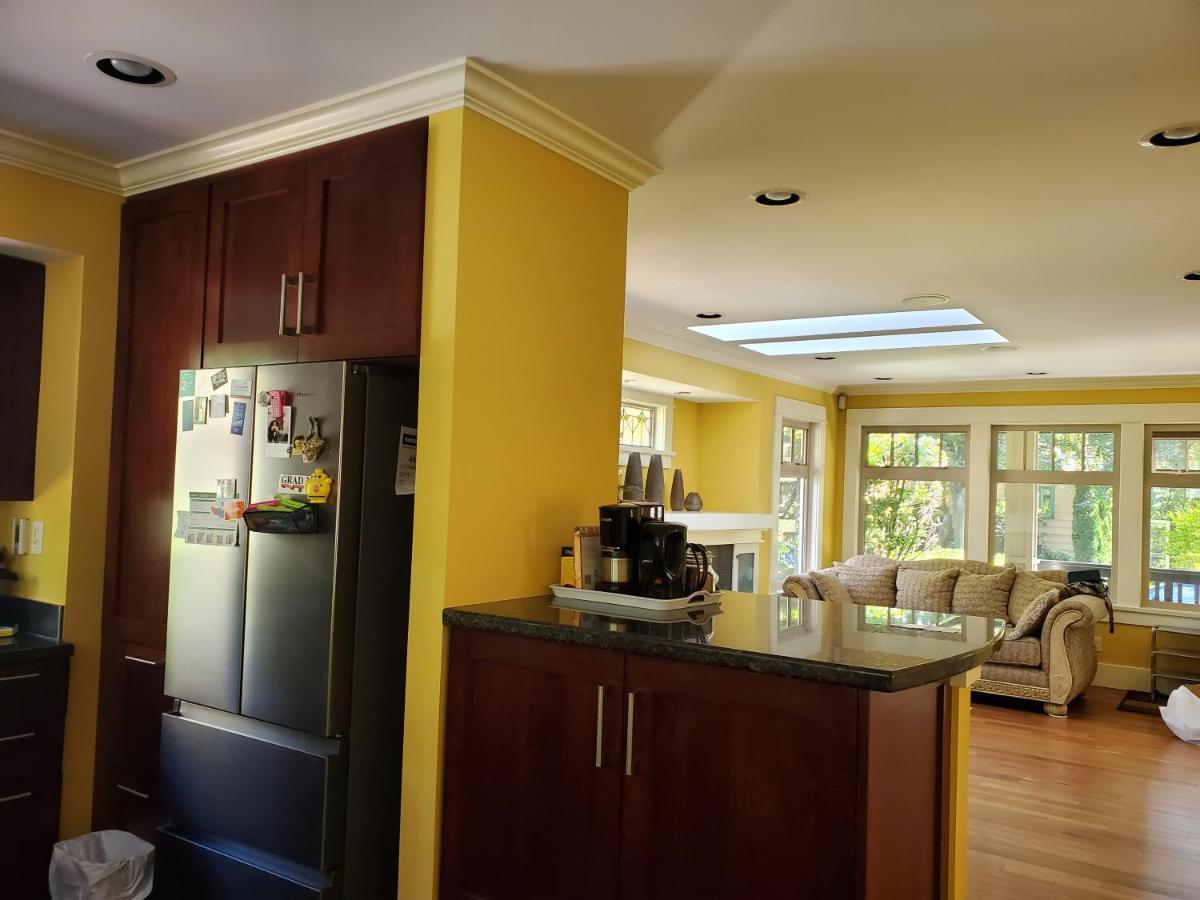 Elegant, Sunny Modern Home With Skylights - Kitsilano, Ванкувер Экстерьер фото
