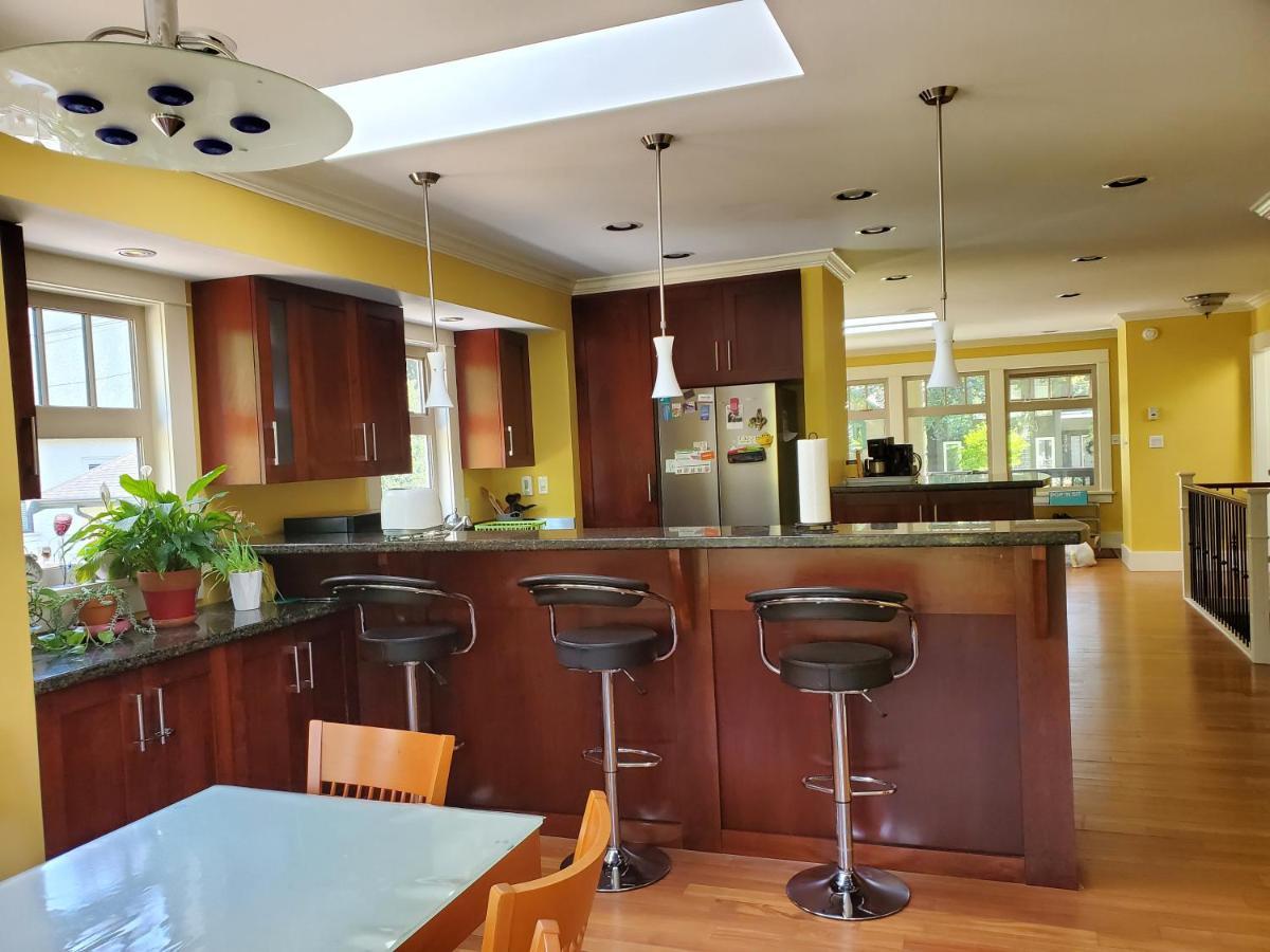 Elegant, Sunny Modern Home With Skylights - Kitsilano, Ванкувер Экстерьер фото