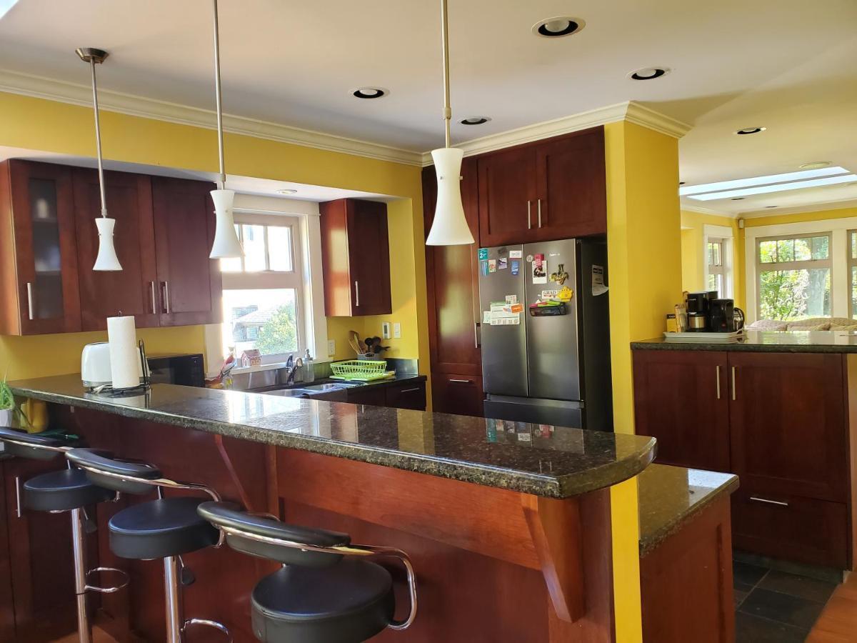 Elegant, Sunny Modern Home With Skylights - Kitsilano, Ванкувер Экстерьер фото